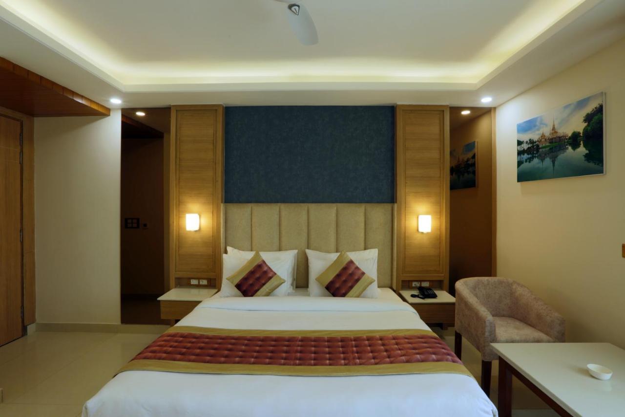 Hotel Sakura By Maps Gurgaon Exteriör bild